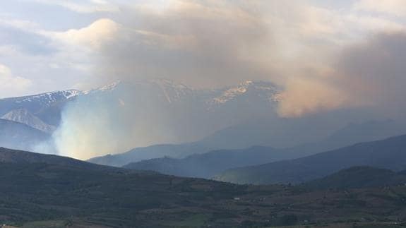 El incendio en el Valle del Silencio ha provocado una intensa nube de humo que es visible desde Valdeorras.