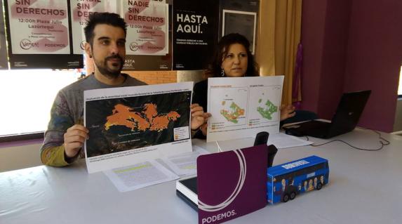 Miembros de la gestora de Podemos en Ponferrada muestran el perímetro de la zona calcinada por el incendio en la Tebaida.