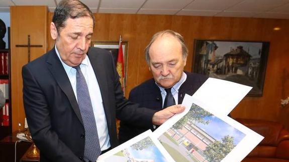 El consejero de Sanidad de la Junta, Antonio María Sáez, junto al alcalde de Bembibre, José Manuel Otero, durante su comparecencia para informar sobre el nuevo centro de salud de Bembibre.