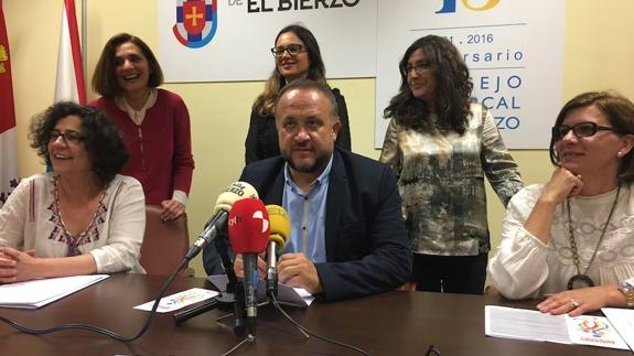 El presidente comarcal y la consejera de Acción Social (D), junto con las trabajadoras de este nuevo servicio.
