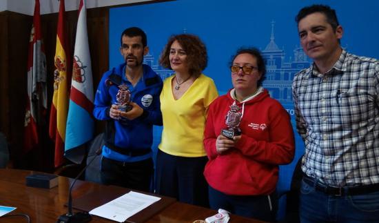 La alcalesa y el concejal de Deportes, junto a los dos deportistas de Asprona Bierzo en el acto desarrollado en el Ayuntamiento.