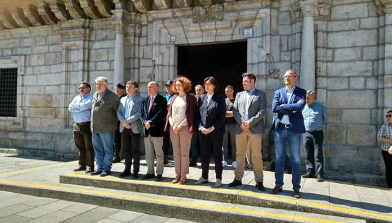 La Corporación municipal de Ponferrada, durante el minuto de silencio para condenar el atentado de Mánchester. 