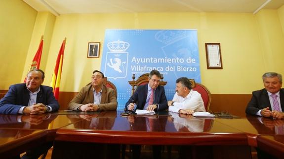 El presidente de la Diputación de León, Juan Martínez Majo, (C) conversa con el vicepresidente de la institución para El Bierzo, Ángel Calvo, en la rueda de prensa posterior a la Junta de Gobierno celebrada en Villafranca del Bierzo.