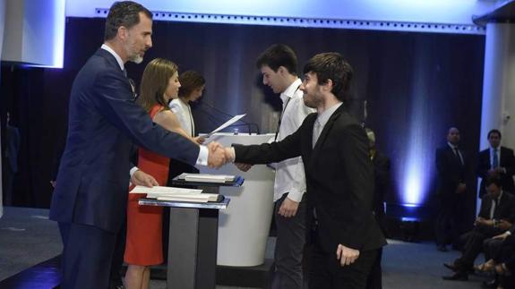 Iván Andrés Alba recibe la beca de manos de Felipe VI.