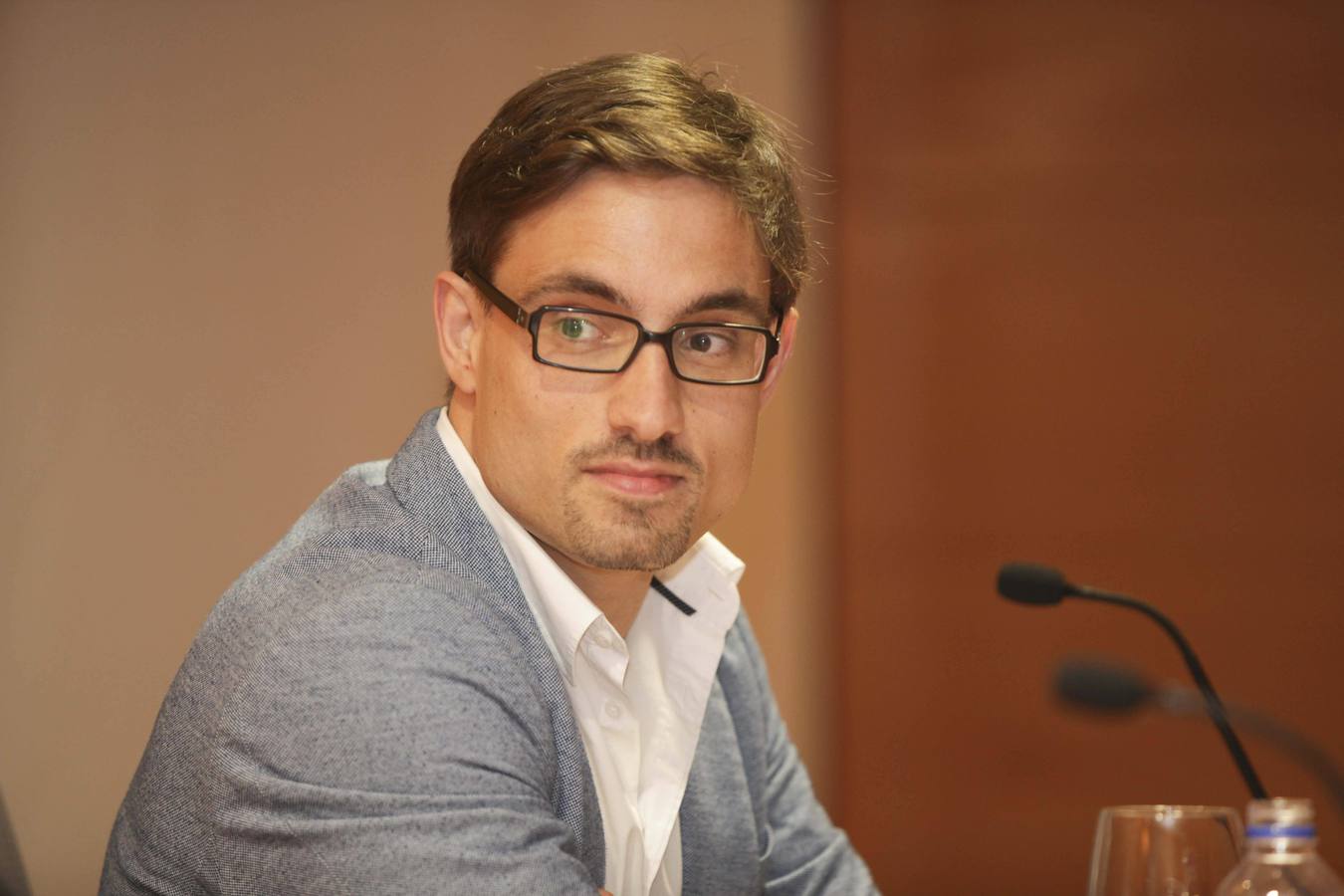 Conferencia del doctor Iván Pérez Coto en el Aula de Cultura de LA VOZ DE AVILÉS