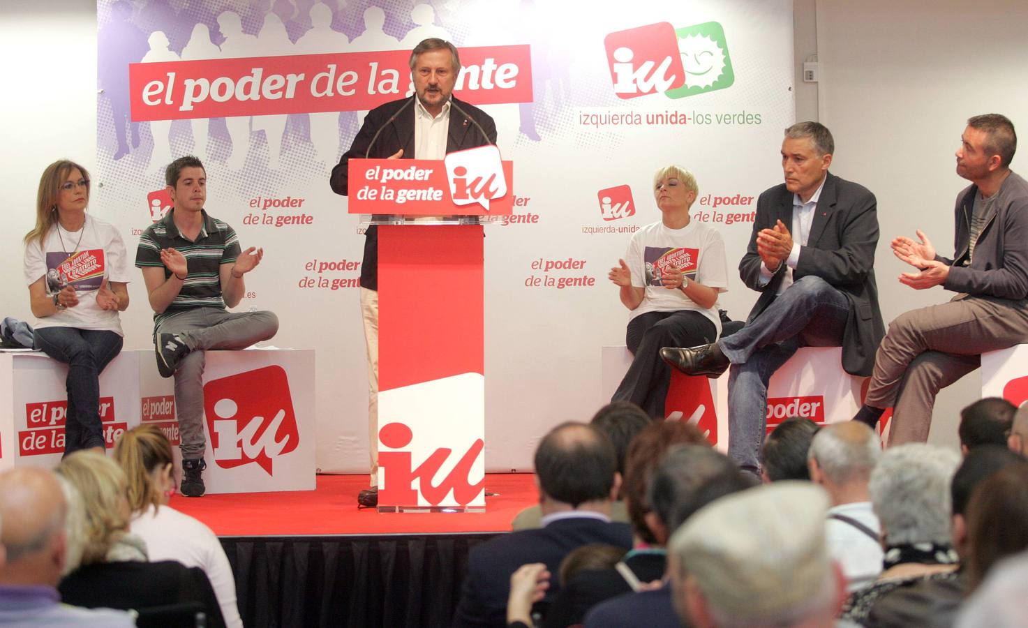 Willy Meyer participa en un acto de campaña de IU en Gijón