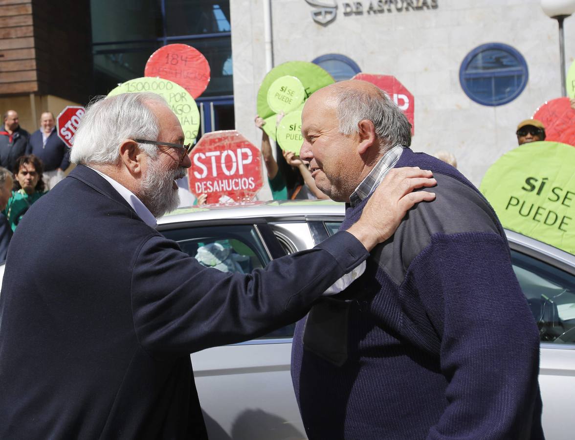 Cañete, entre protestas en Asturias