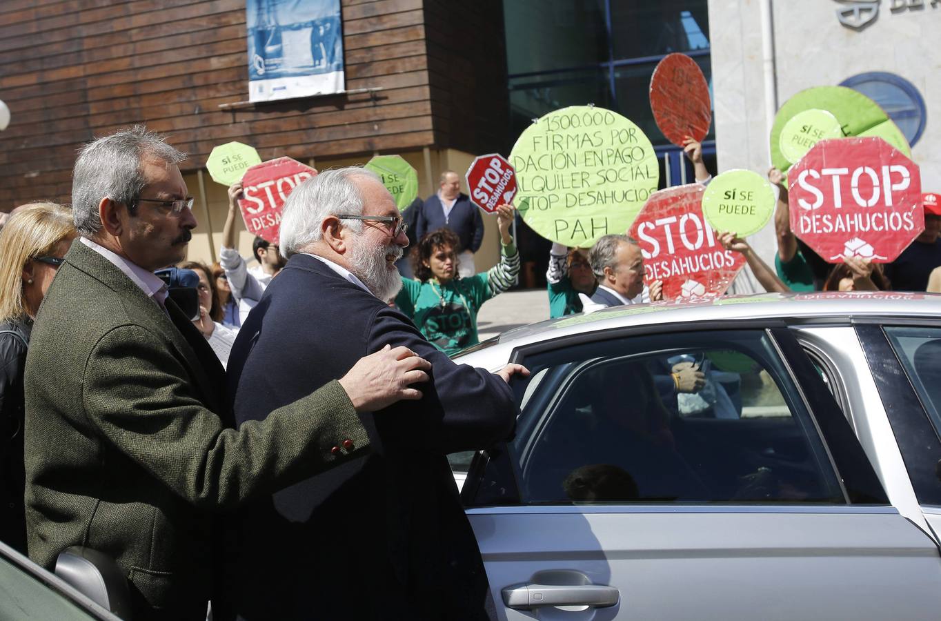 Cañete, entre protestas en Asturias