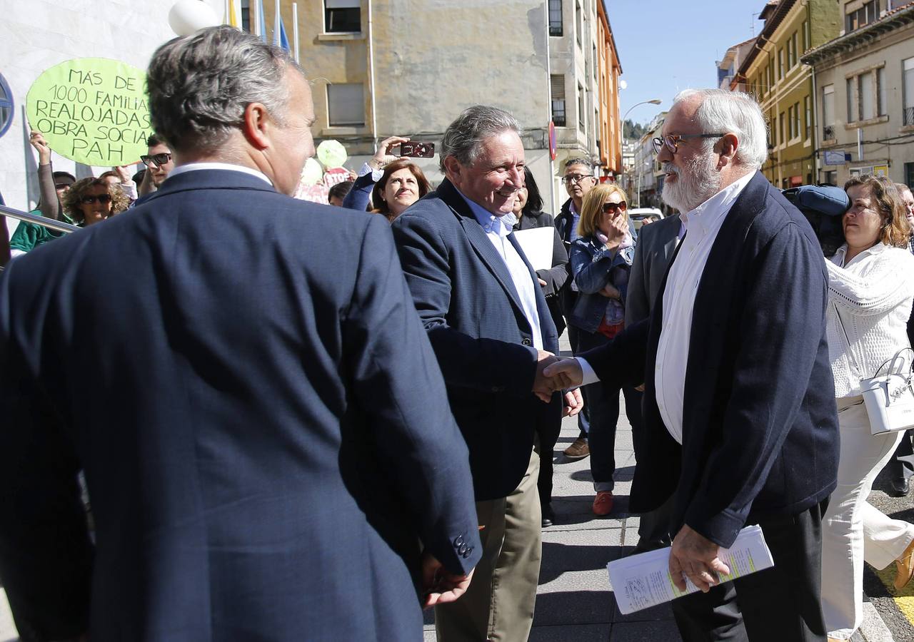Cañete, entre protestas en Asturias