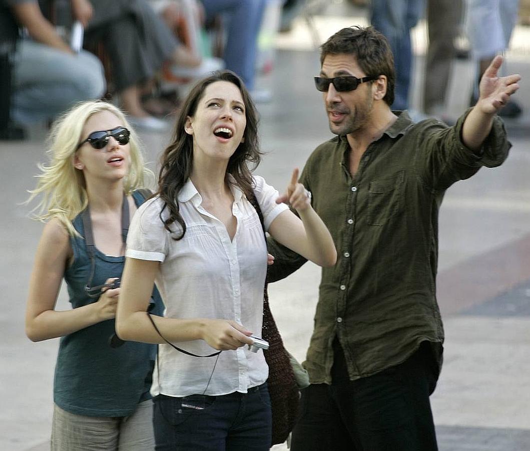 Estrellas en Oviedo. Scarlett Johansson, Javier Bardem y Rebeca Hall durante el segundo día de rodaje en Oviedo de la última película de Woody Allen.