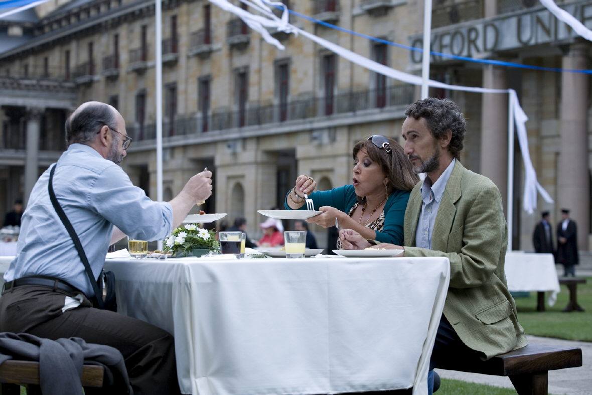 Fuga de cerebros, en la La Laboral. Álex Angulo, Loles León y David Fernández en un patio que servía para recrear la Universidad de Oxford.