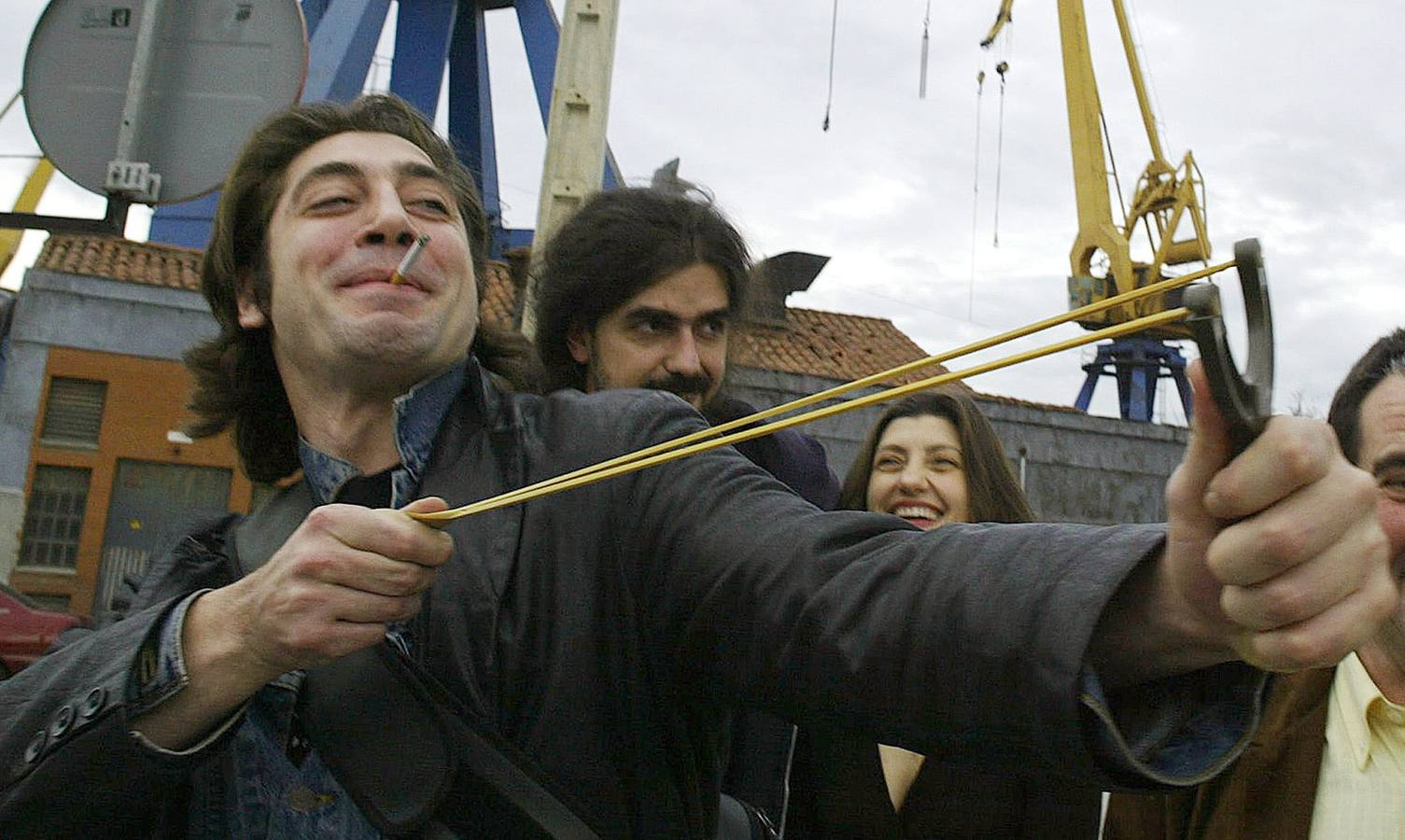 Los lunes al sol en Gijón. Javier Bardem, con un gomeru en la mano, Fernándo León de Aranoa y Nieve Medina en las proximidades de Naval Gijón.