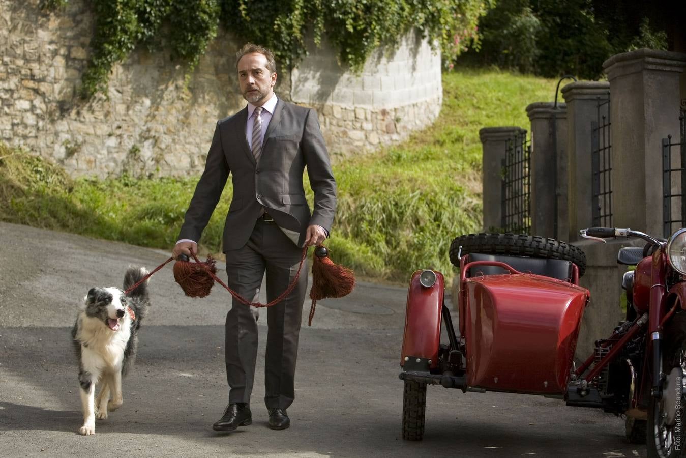 El Doctor Mateo en Lastres. El actor Gonzalo de Castro, paseando un perro por Colunga.