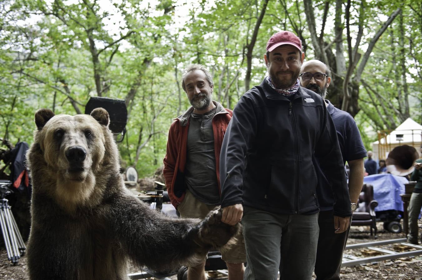 Con el oso de la mano. El director Tom Fernández, durante el rodaje en Teverga.