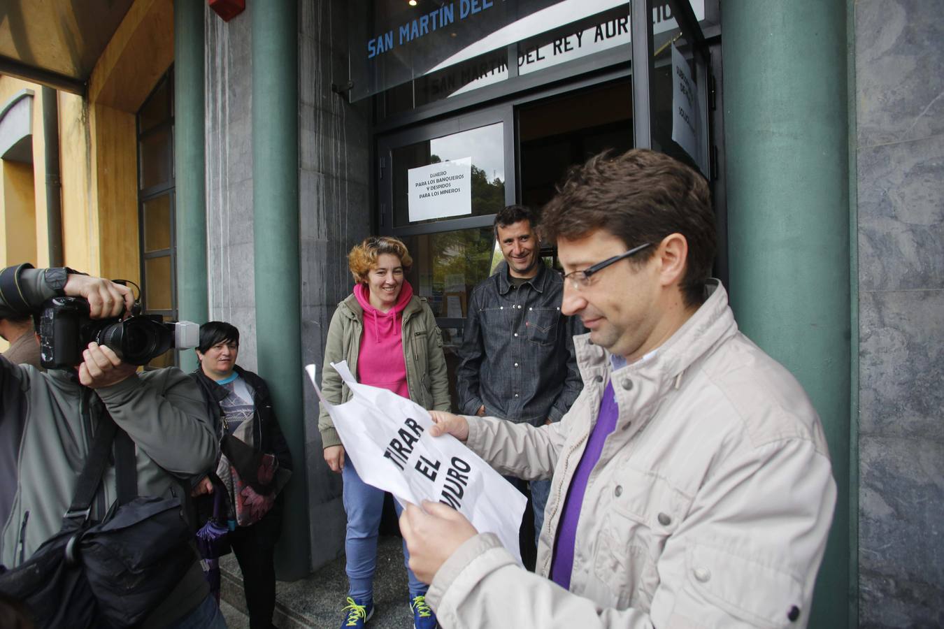 Unas quinientas personas protestan en Blimea para pedir más seguridad en el colegio El Parque
