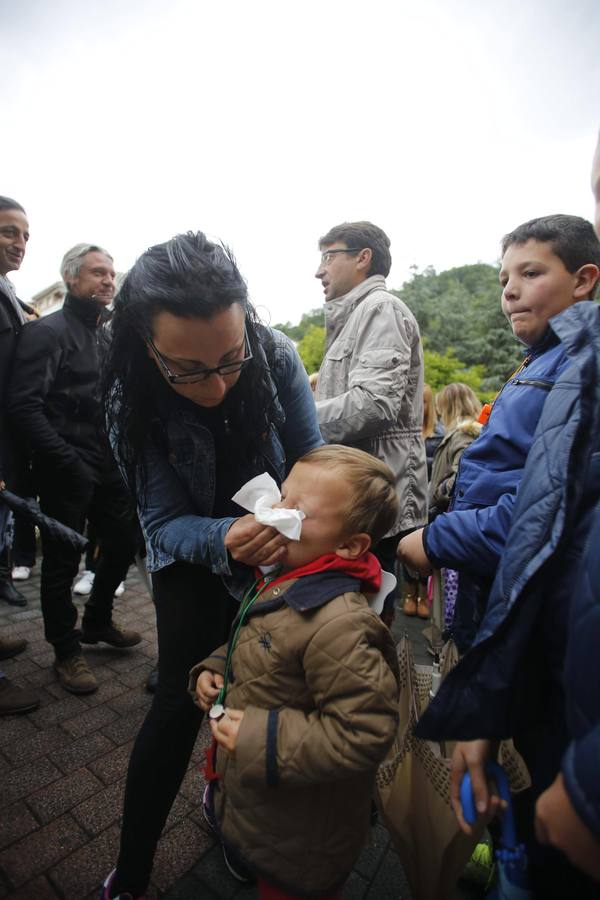 Unas quinientas personas protestan en Blimea para pedir más seguridad en el colegio El Parque