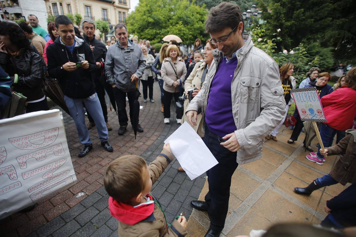 Unas quinientas personas protestan en Blimea para pedir más seguridad en el colegio El Parque