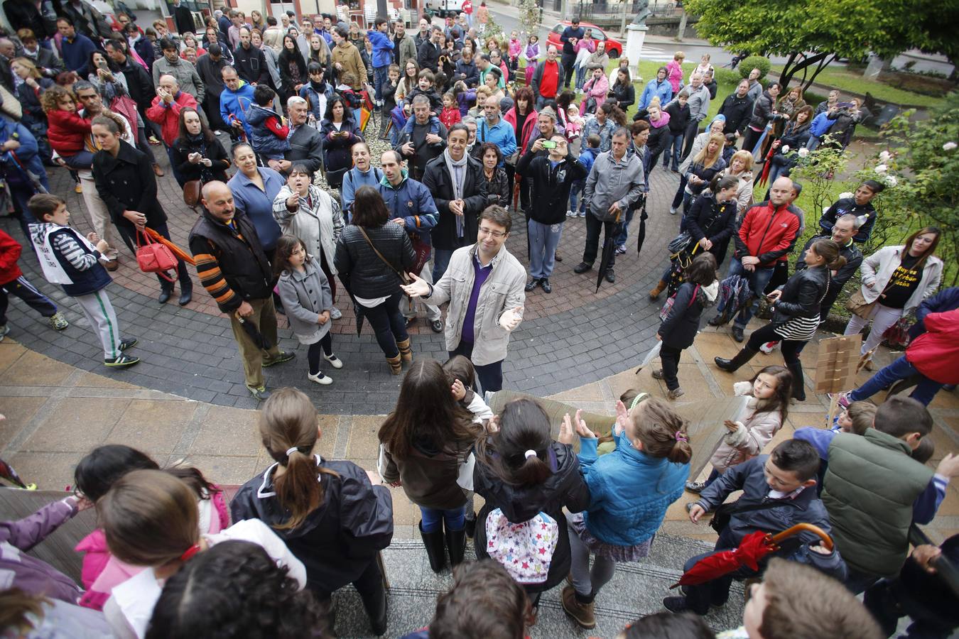 Unas quinientas personas protestan en Blimea para pedir más seguridad en el colegio El Parque
