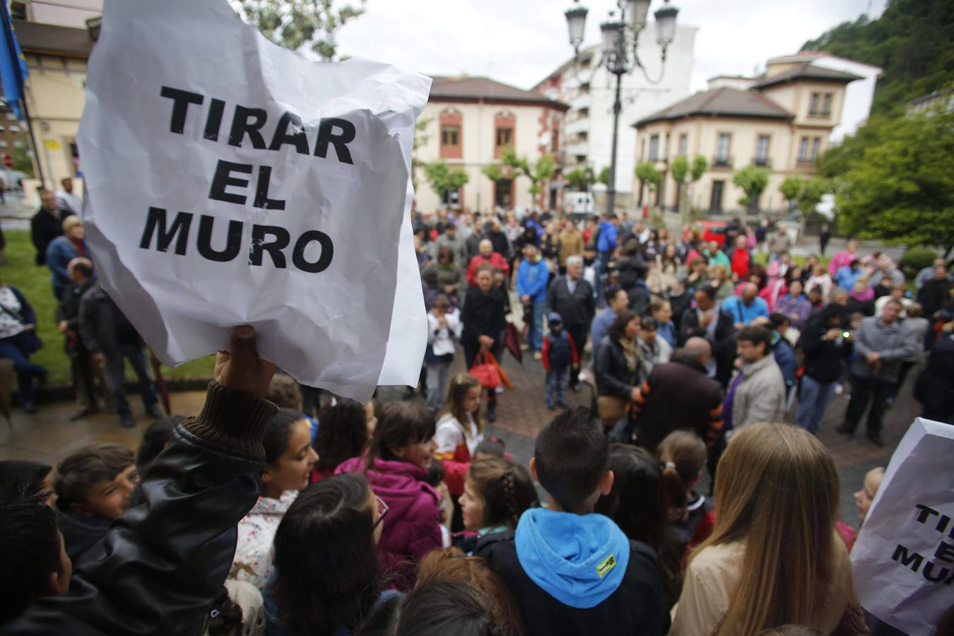 Unas quinientas personas protestan en Blimea para pedir más seguridad en el colegio El Parque