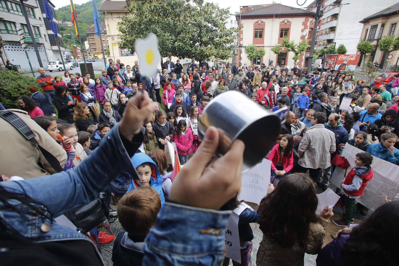 Unas quinientas personas protestan en Blimea para pedir más seguridad en el colegio El Parque