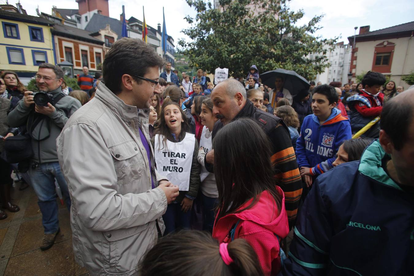 Unas quinientas personas protestan en Blimea para pedir más seguridad en el colegio El Parque