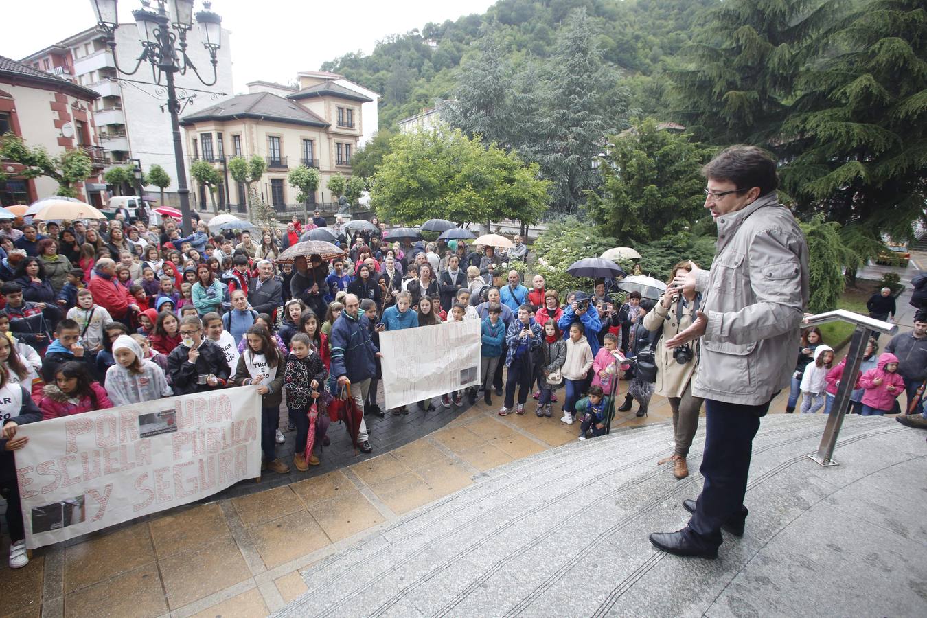 Unas quinientas personas protestan en Blimea para pedir más seguridad en el colegio El Parque