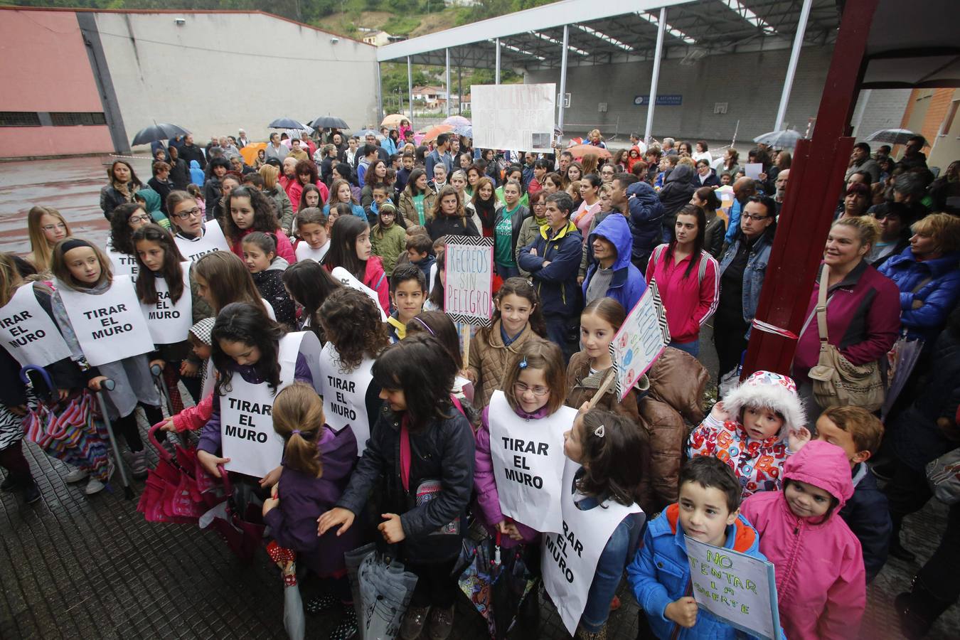 Unas quinientas personas protestan en Blimea para pedir más seguridad en el colegio El Parque