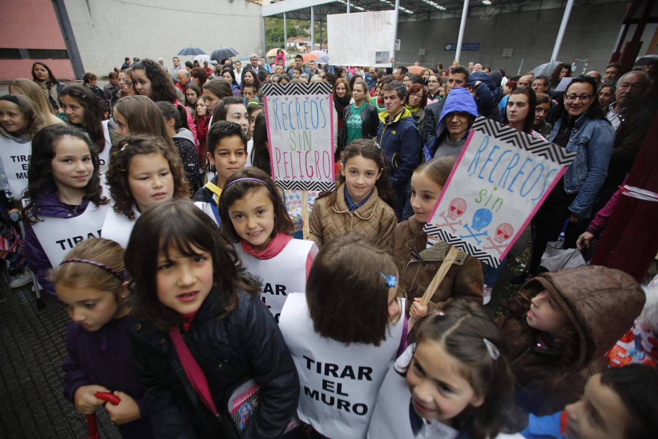 Unas quinientas personas protestan en Blimea para pedir más seguridad en el colegio El Parque