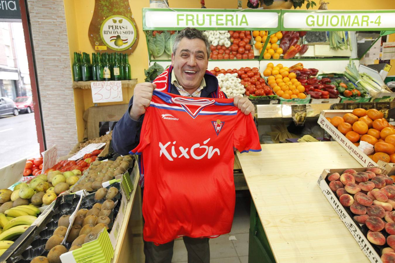 Miguel, en la frutería que regenta en el popular barrio gijonés, no se perderá el partido del domingo.. 