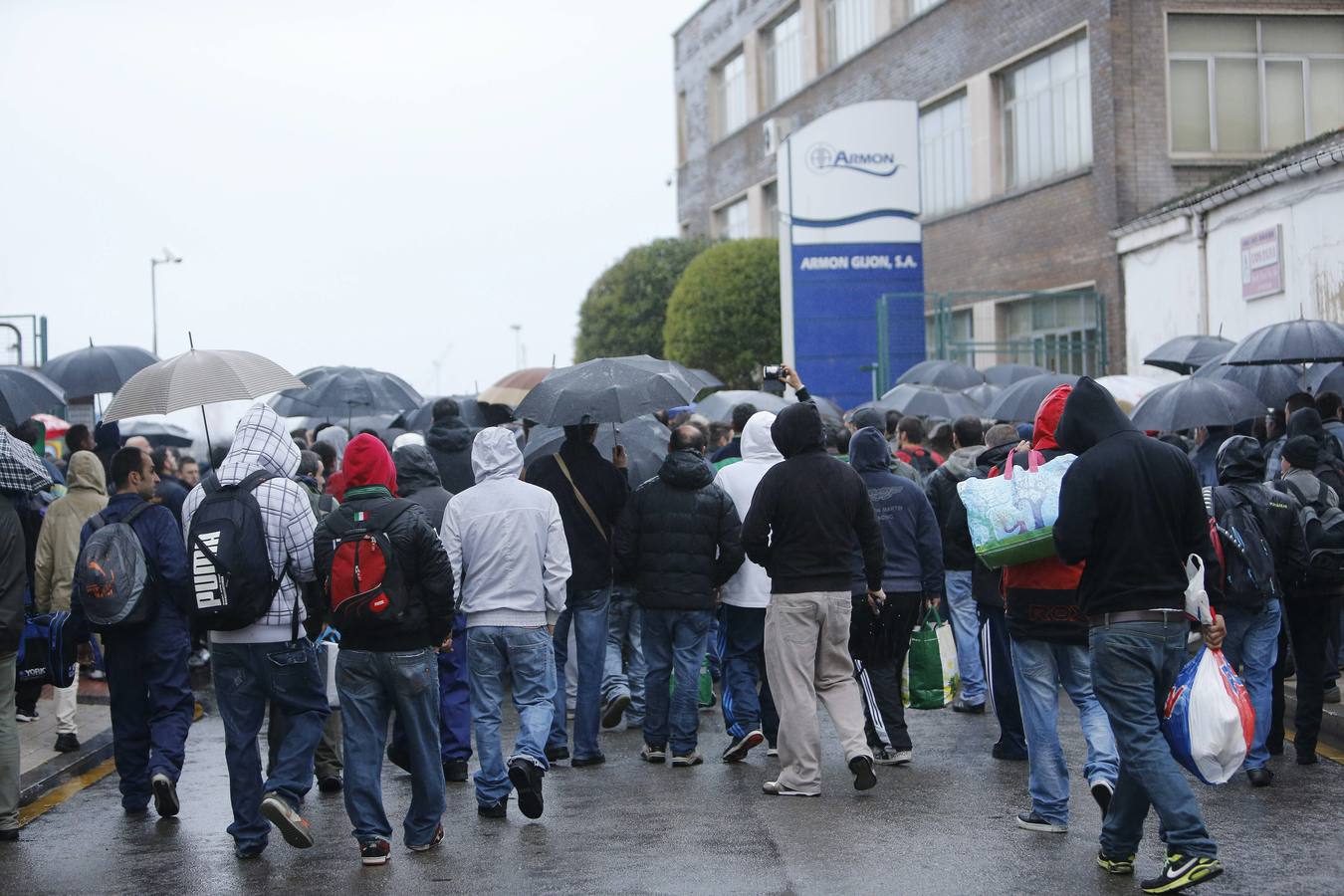 Compañeros del trabajador fallecido en Armón se manifiestan frente a la factoría