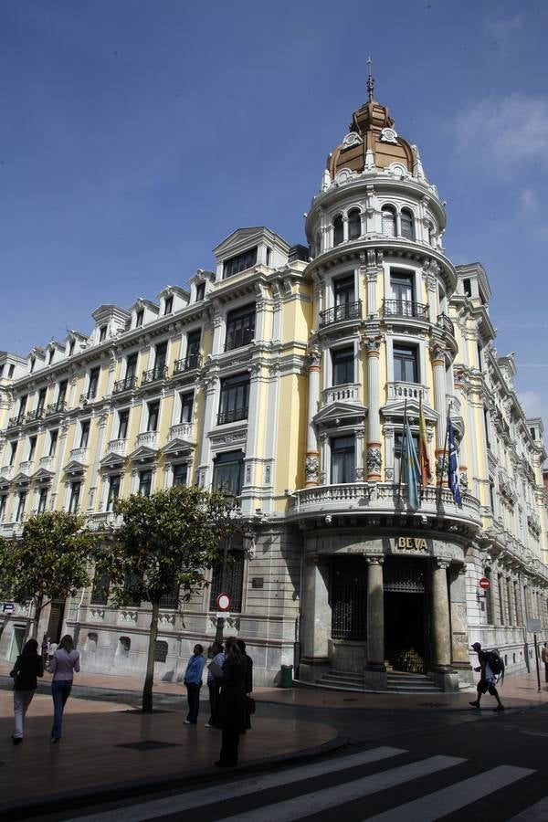 Banco Asturiano. El BBVA tiene una cúpula ricamente decorada. De la Guardia, año 1900.