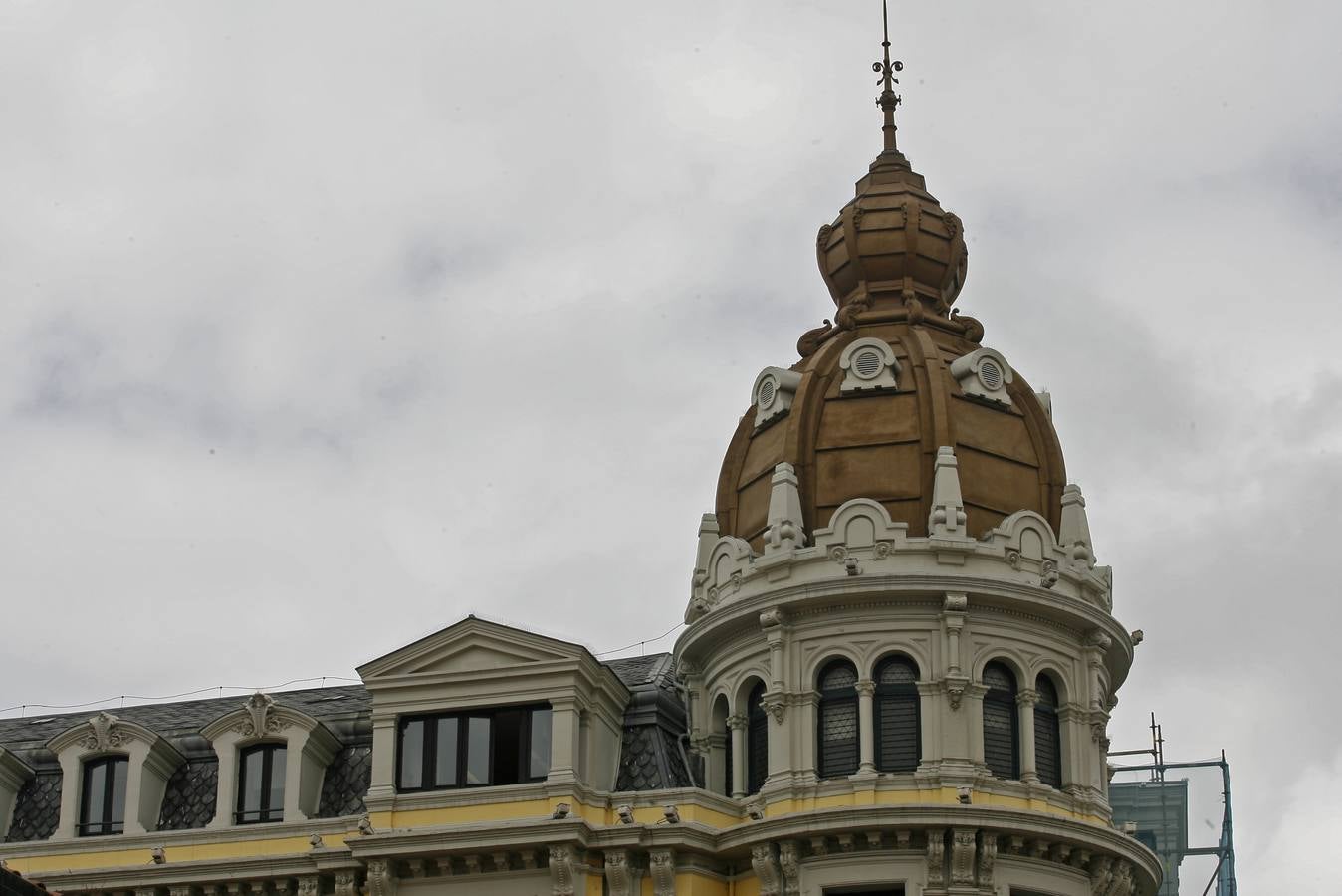 Banco Asturiano. El BBVA tiene una cúpula ricamente decorada. De la Guardia, año 1900.