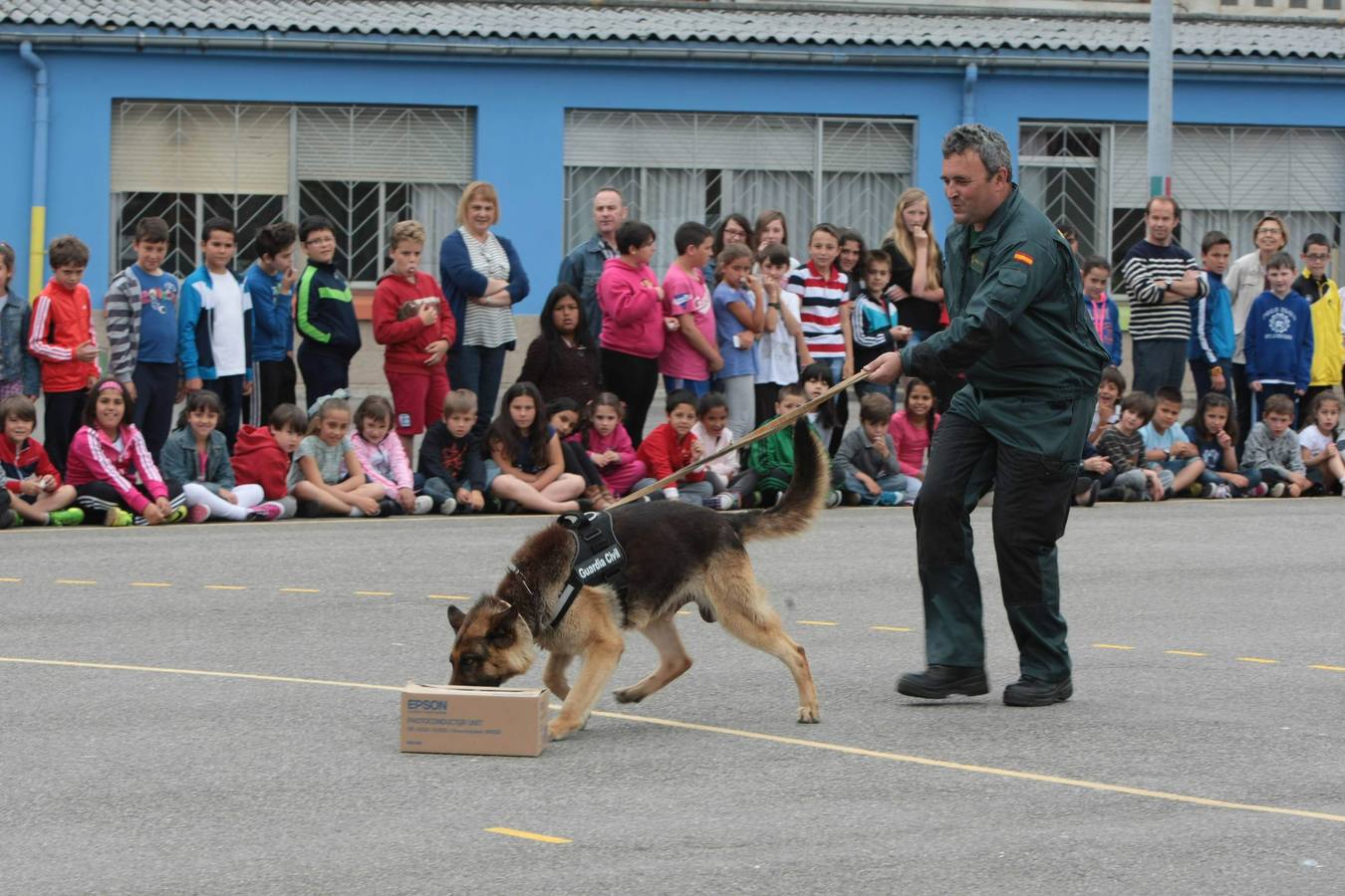 Exhibición de la Guardia Civil en el colegio Marcos del Torniello
