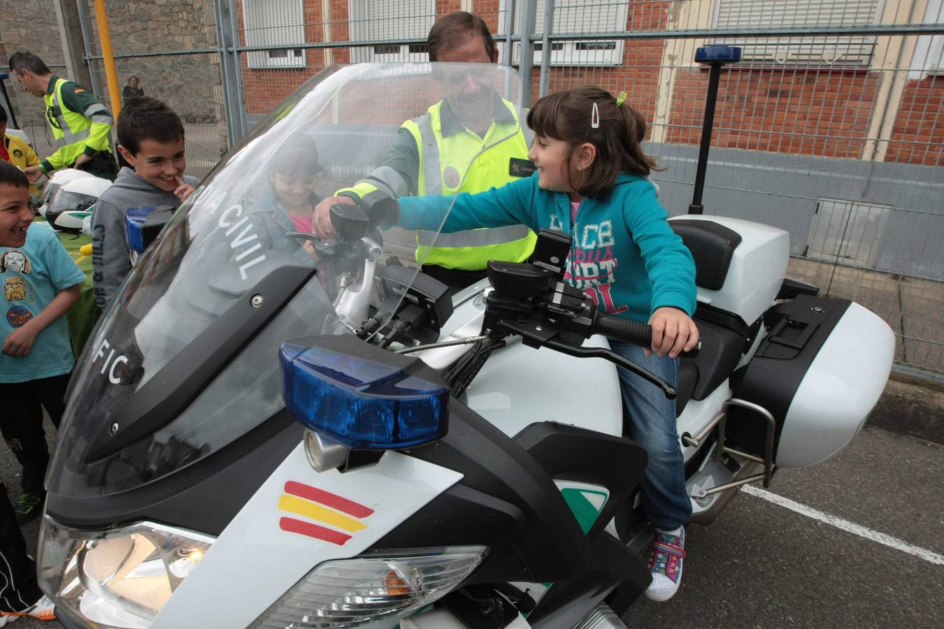 Exhibición de la Guardia Civil en el colegio Marcos del Torniello