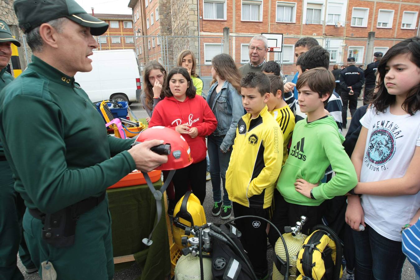 Exhibición de la Guardia Civil en el colegio Marcos del Torniello