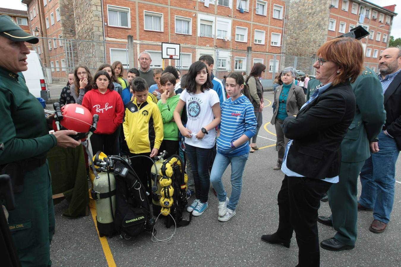 Exhibición de la Guardia Civil en el colegio Marcos del Torniello