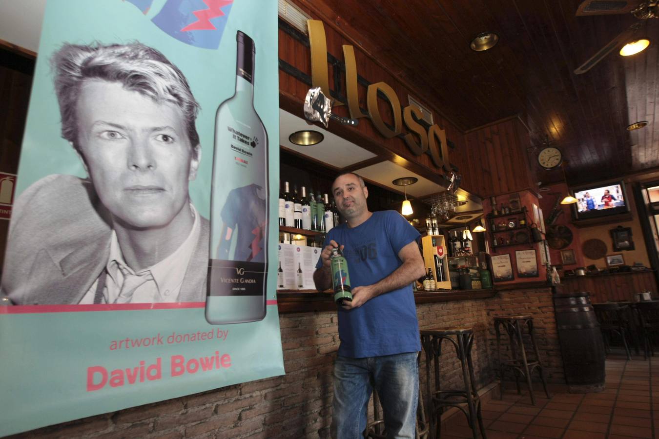 Pablo Vega, con una de las botellas del caldo del 'Camaleón del Rock', en La Llosa. 