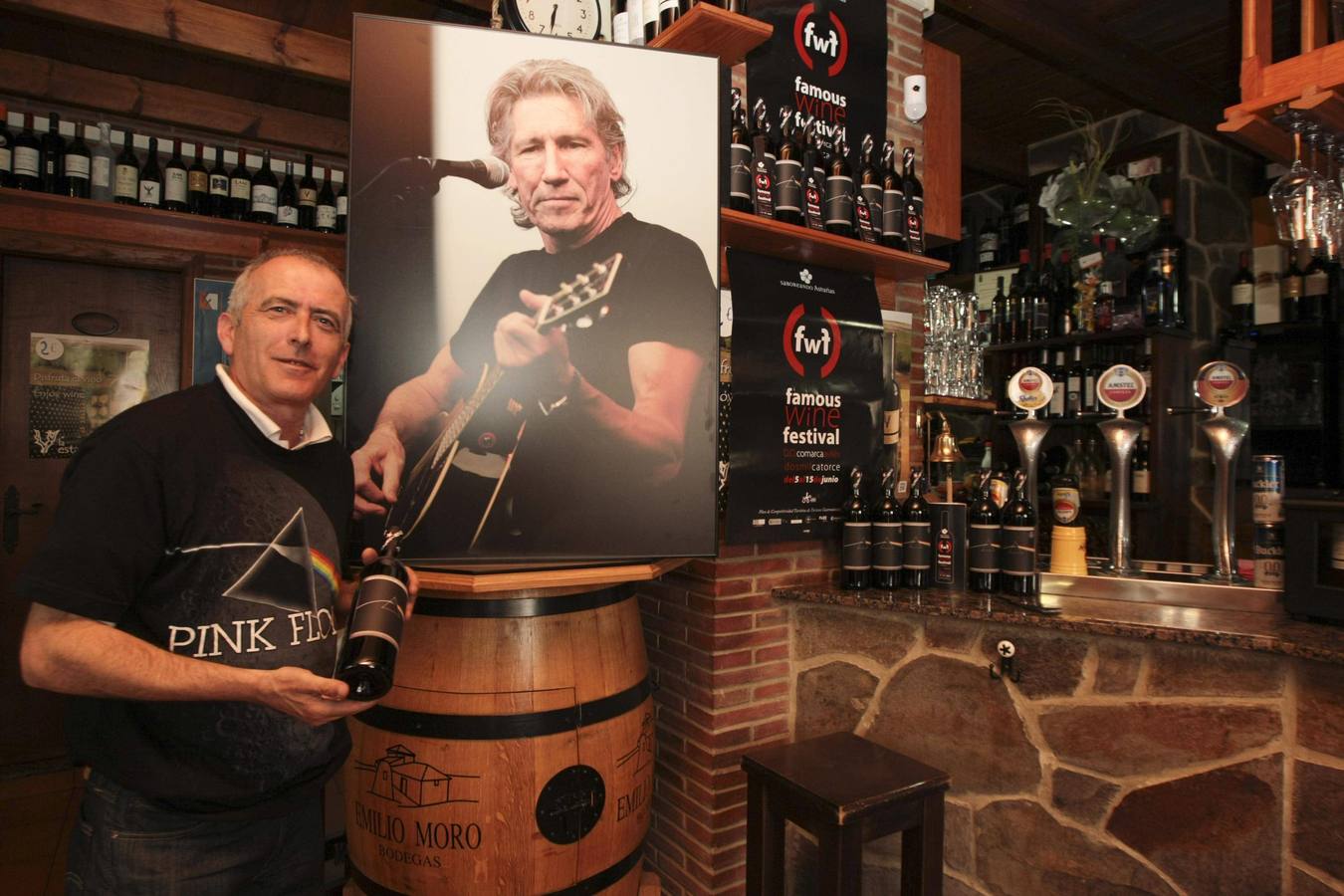 Roberto Rodríguez, del Don de los vinos y tapas, con vino de Pink Floyd. 