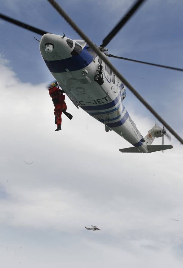 Efectivos de Galicia y Asturias luchan contra incendios y rescatan naúfragos en Gijón