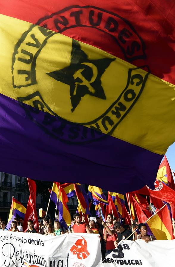 Miles de personas se manifiestan por la consulta sobre la monarquía