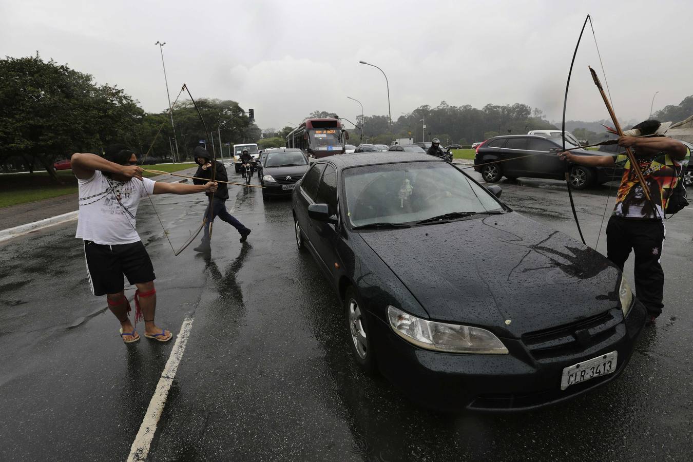 Protesta indígena en Brasil. Mientras el país se prepara para celebrar el mundial, los indígenas tratan de hacer valer sus derechos con diversas protestas.