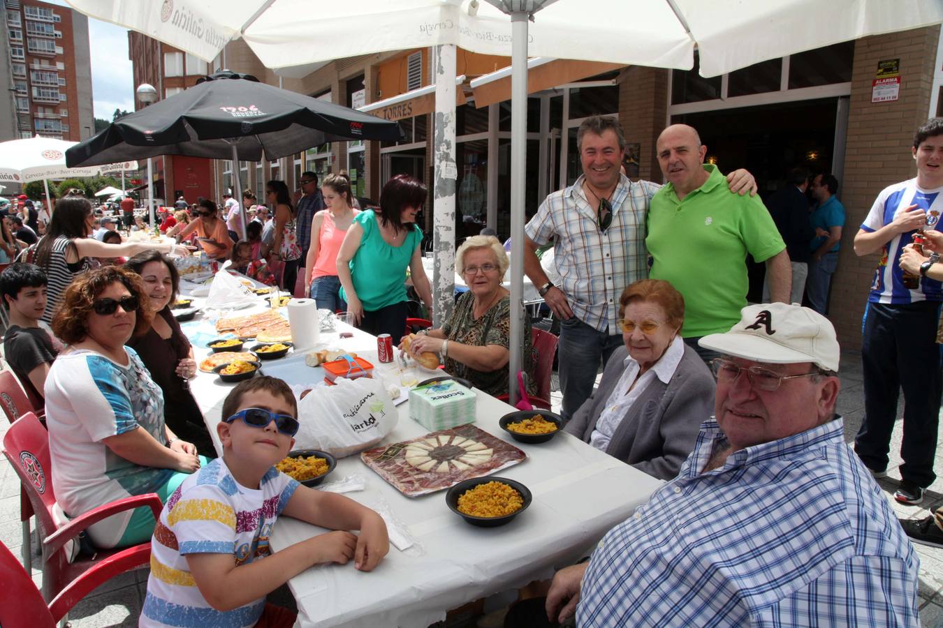 Comida en la calle de las fiestas de Villalegre