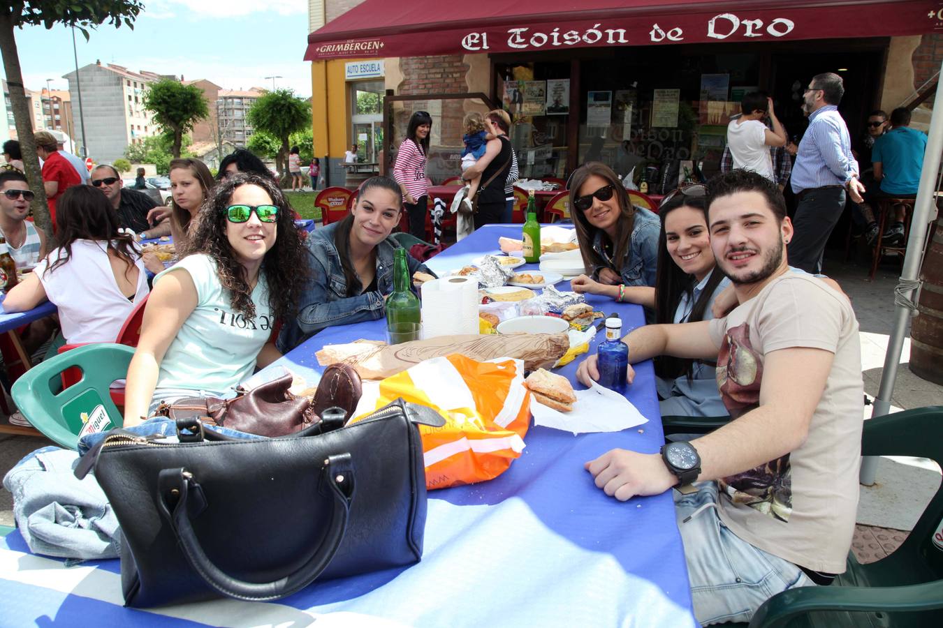 Comida en la calle de las fiestas de Villalegre