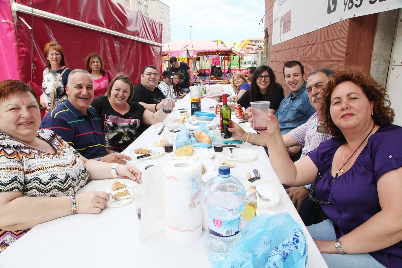 Comida en la calle de las fiestas de Villalegre