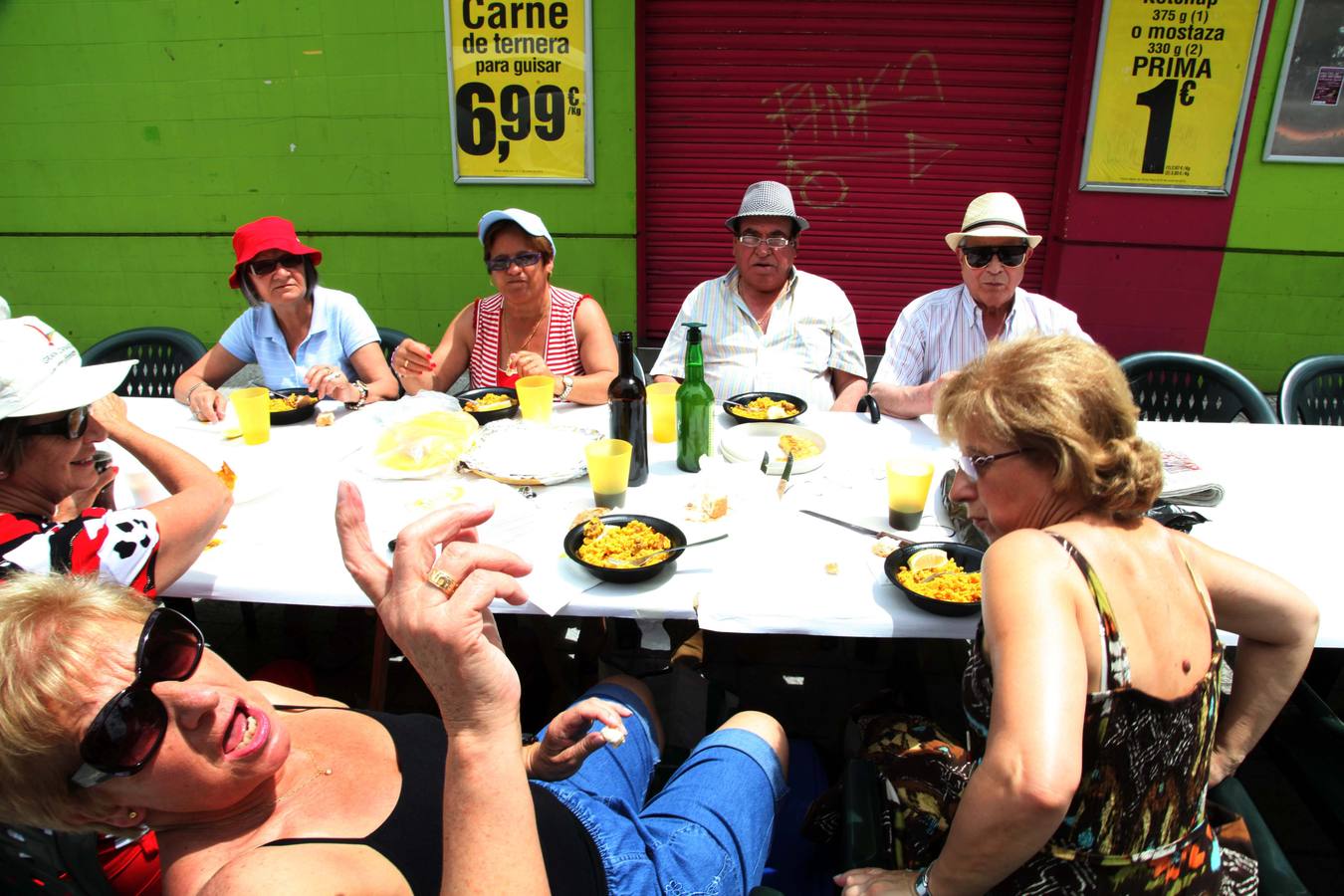 Comida en la calle de las fiestas de Villalegre