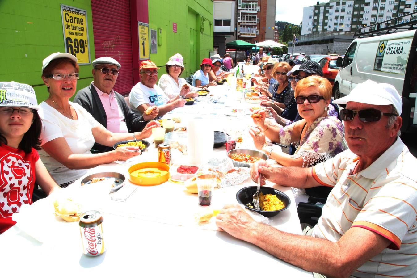 Comida en la calle de las fiestas de Villalegre