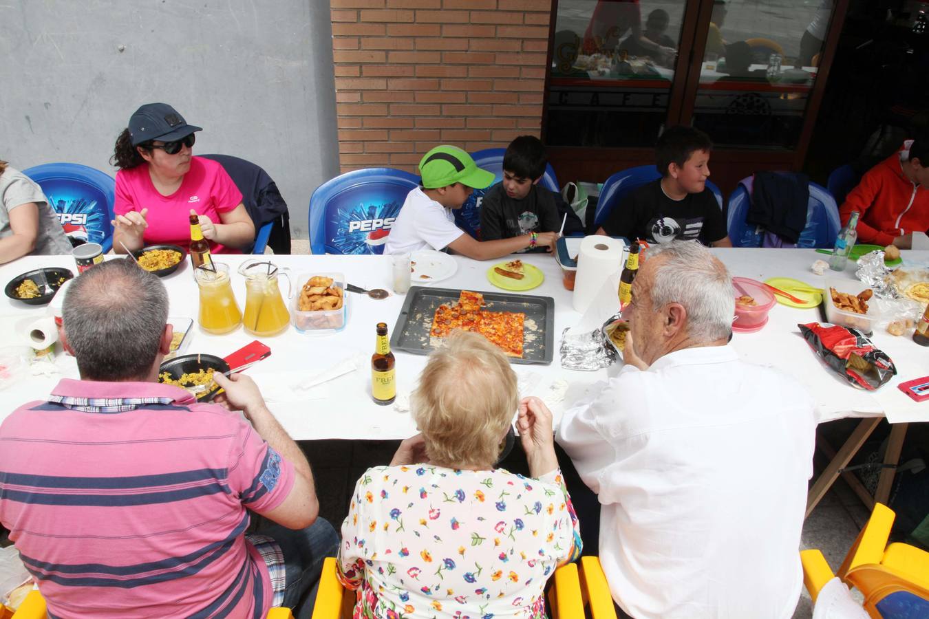 Comida en la calle de las fiestas de Villalegre