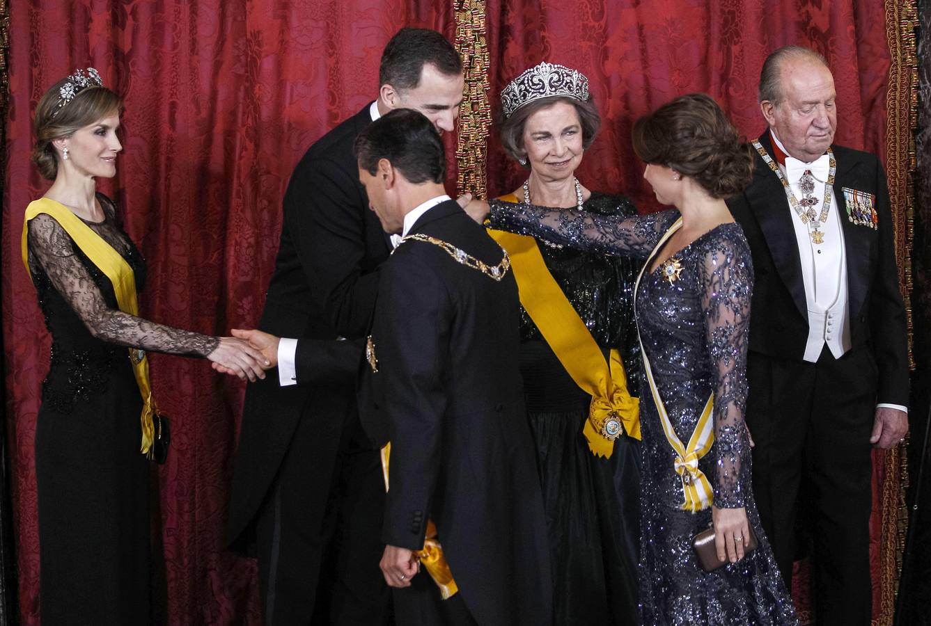 Máxima gala para la última cena con el Rey de anfitrión