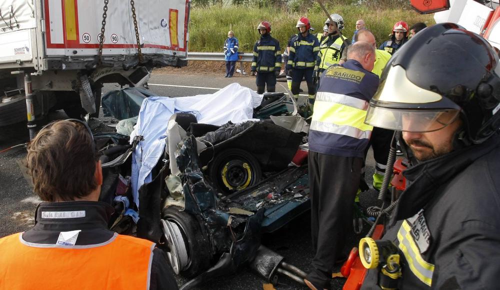 Dos gijoneses muertos en un accidente multiple en Cabezón de la Sal