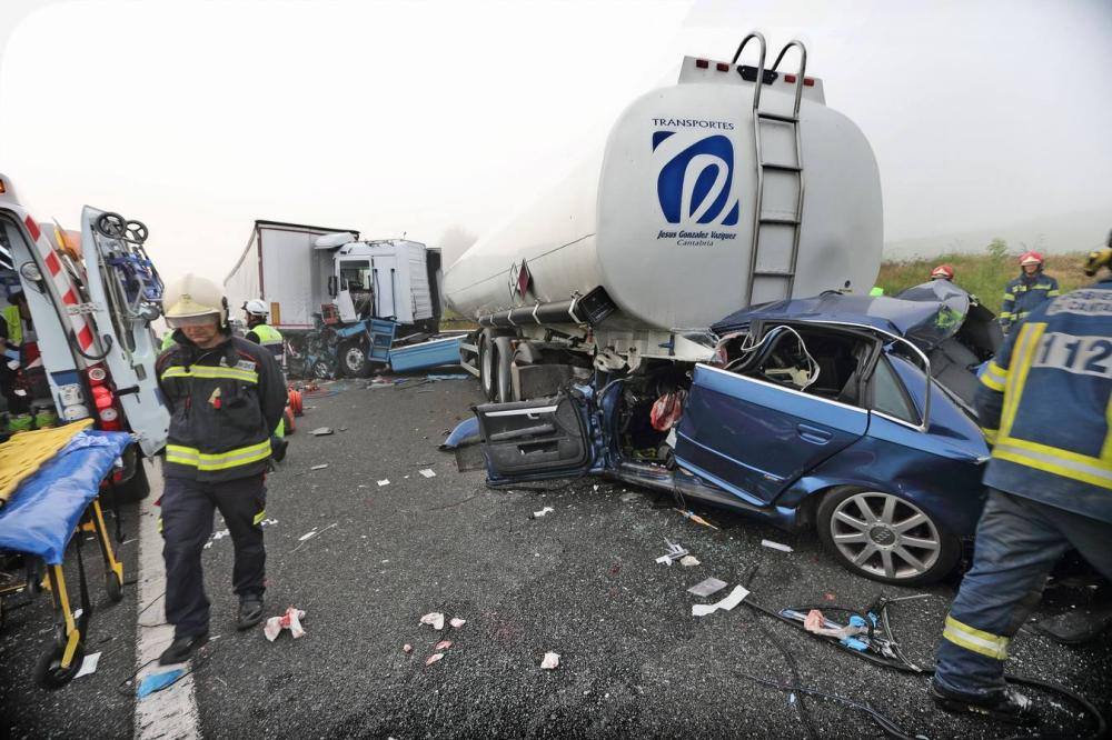 Dos gijoneses muertos en un accidente multiple en Cabezón de la Sal